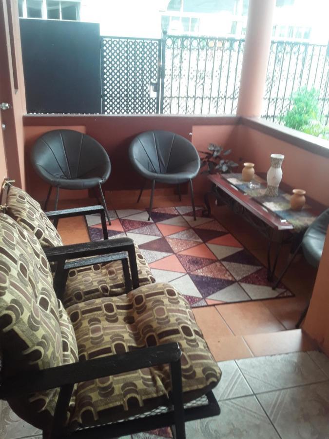 Derick'S Inn Piarco Exterior foto