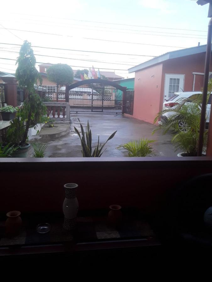 Derick'S Inn Piarco Exterior foto